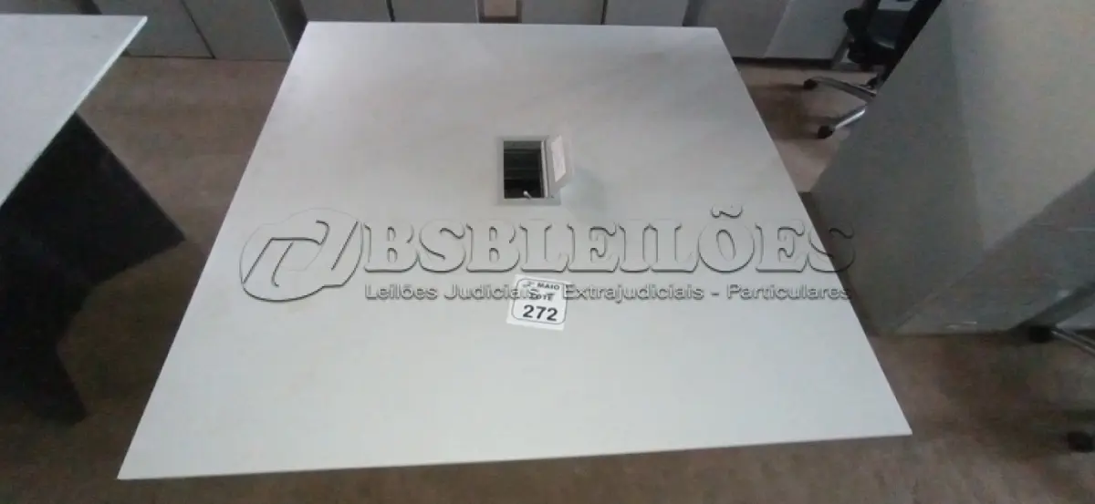 LOTE 272 - 01 MESA DE REUNIÃO DE 1,20X1,20. (NO ESTADO) ATENÇÃO! FAZER A VISITAÇÃO ANTES DE ARREMATAR, NÃO SABEMOS SE FUNCIONA, LEILÃO NÃO TEM GARANTIA E NEM DEVOLUÇÃO, SUJEITO A POSSÍVEIS AVARIAS VISÍVEIS/OCULTAS E/OU AUSÊNCIA DE COMPONENTES.