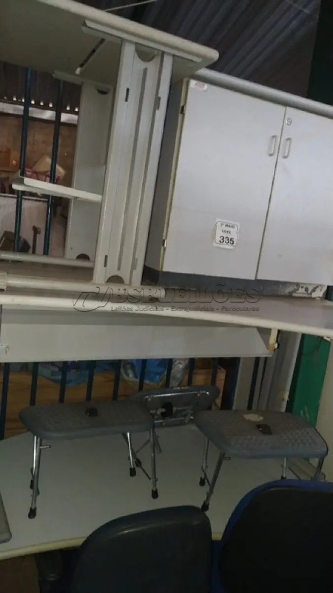 LOTE 335 - 03 MESAS, 02 CADEIRAS GIRATÓRIAS, 03 APOIADORES DE PÉS E 03 ARMÁRIOS DE MADEIRA SENDO 02 SEM PORTAS. (NO ESTADO) ATENÇÃO! FAZER A VISITAÇÃO ANTES DE ARREMATAR, NÃO SABEMOS SE FUNCIONA, LEILÃO NÃO TEM GARANTIA E NEM DEVOLUÇÃO, SUJEITO A POSSÍVEIS AVARIAS VISÍVEIS/OCULTAS E/OU AUSÊNCIA DE COMPONENTES.