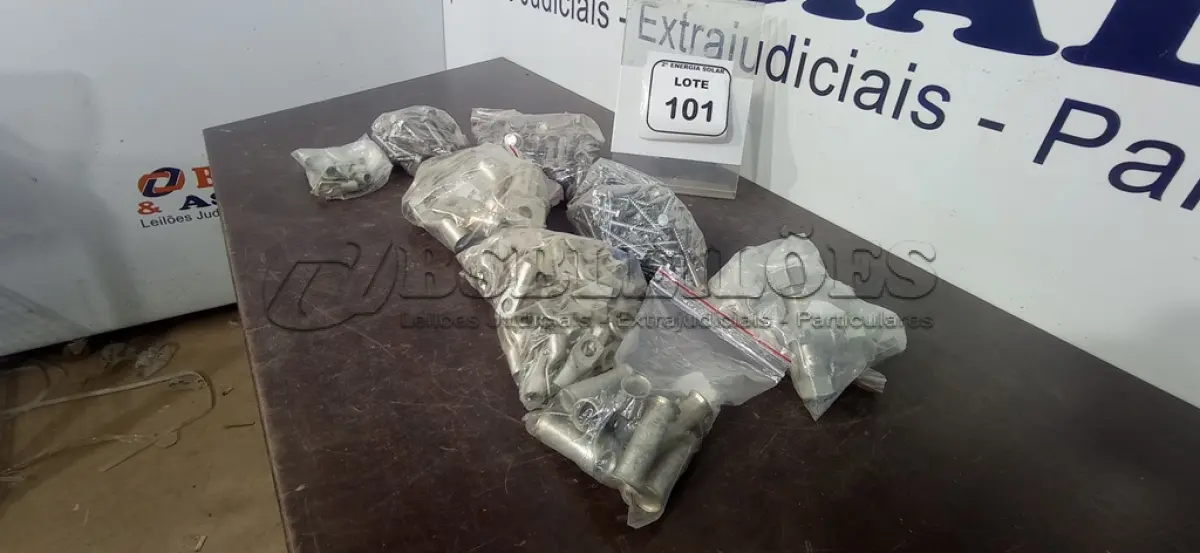 LOTE 101 - 01 LOTE COM PARAFUSOS, TERMINAIS PARA CABOS, E PARABOLTS TAMANHOS DIVERSOS. (NO ESTADO) ATENÇÃO! FAZER A VISITAÇÃO ANTES DE ARREMATAR, NÃO SABEMOS SE FUNCIONA, LEILÃO NÃO TEM GARANTIA E NEM DEVOLUÇÃO, SUJEITO A POSSÍVEIS AVARIAS VISÍVEIS/OCULTAS E/OU AUSÊNCIA DE COMPONENTES.