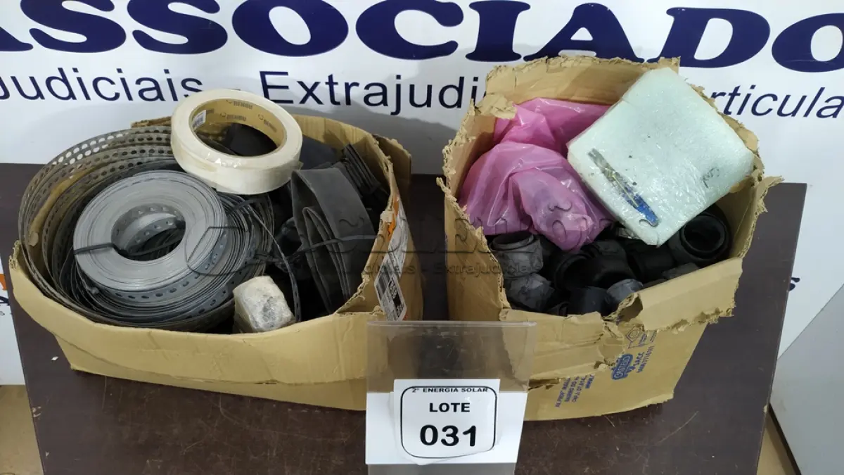 LOTE 031 - 01 LOTE COM BUCHA DE ACABAMENTOS PARA ELETRODUTOS, 01 CAIXA COM PARAFUSOS DIVERSOS, 01 CAIXA COM CONECTORES SOLAR FOTOVOLTAICOS CONECTORES SOLARES. (NO ESTADO) ATENÇÃO! FAZER A VISITAÇÃO ANTES DE ARREMATAR, NÃO SABEMOS SE FUNCIONA, LEILÃO NÃO TEM GARANTIA E NEM DEVOLUÇÃO, SUJEITO A POSSÍVEIS AVARIAS VISÍVEIS/OCULTAS E/OU AUSÊNCIA DE COMPONENTES.