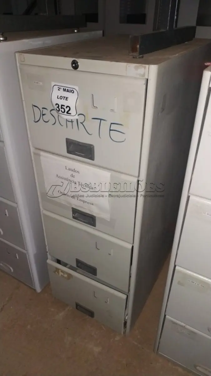 LOTE 352 - 01 ARQUIVO DE AÇO COM 04 GAVETAS. (NO ESTADO) ATENÇÃO! FAZER A VISITAÇÃO ANTES DE ARREMATAR, NÃO SABEMOS SE FUNCIONA, LEILÃO NÃO TEM GARANTIA E NEM DEVOLUÇÃO, SUJEITO A POSSÍVEIS AVARIAS VISÍVEIS/OCULTAS E/OU AUSÊNCIA DE COMPONENTES.