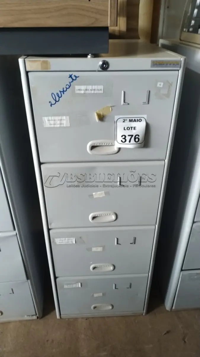 LOTE 376 - 01 ARQUIVO DE AÇO COM 04 GAVETAS. (NO ESTADO) ATENÇÃO! FAZER A VISITAÇÃO ANTES DE ARREMATAR, NÃO SABEMOS SE FUNCIONA, LEILÃO NÃO TEM GARANTIA E NEM DEVOLUÇÃO, SUJEITO A POSSÍVEIS AVARIAS VISÍVEIS/OCULTAS E/OU AUSÊNCIA DE COMPONENTES.