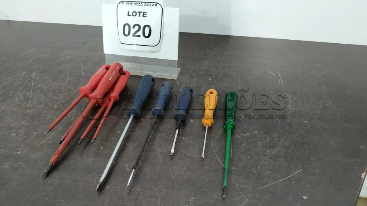 LOTE 020 - 13 CHAVES DE FENDA E 01 CHAVE PHILIPS, (NO ESTADO) ATENÇÃO! FAZER A VISITAÇÃO ANTES DE ARREMATAR, NÃO SABEMOS SE FUNCIONA, LEILÃO NÃO TEM GARANTIA E NEM DEVOLUÇÃO, SUJEITO A POSSÍVEIS AVARIAS VISÍVEIS/OCULTAS E/OU AUSÊNCIA DE COMPONENTES.