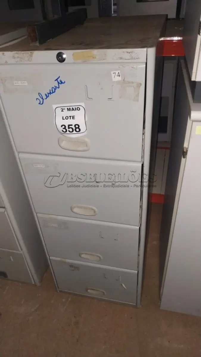 LOTE 358 - 01 ARQUIVO DE AÇO COM 04 GAVETAS. (NO ESTADO) ATENÇÃO! FAZER A VISITAÇÃO ANTES DE ARREMATAR, NÃO SABEMOS SE FUNCIONA, LEILÃO NÃO TEM GARANTIA E NEM DEVOLUÇÃO, SUJEITO A POSSÍVEIS AVARIAS VISÍVEIS/OCULTAS E/OU AUSÊNCIA DE COMPONENTES.