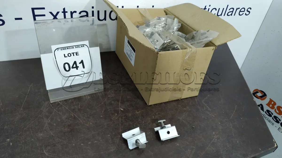 LOTE 041 - 03 CAIXAS COM GRAMPOS FIXADORES TERM 30-35MM. (NO ESTADO) ATENÇÃO! FAZER A VISITAÇÃO ANTES DE ARREMATAR, NÃO SABEMOS SE FUNCIONA, LEILÃO NÃO TEM GARANTIA E NEM DEVOLUÇÃO, SUJEITO A POSSÍVEIS AVARIAS VISÍVEIS/OCULTAS E/OU AUSÊNCIA DE COMPONENTES.