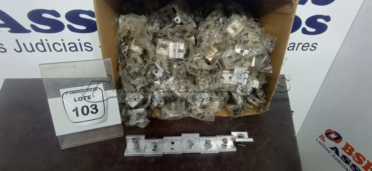 LOTE 103 - 01 CAIXA COM GRAMPOS PRESILHAS TERMINAL FINAL PARA PAINEL SOLAR. 30X35. (NO ESTADO) ATENÇÃO! FAZER A VISITAÇÃO ANTES DE ARREMATAR, NÃO SABEMOS SE FUNCIONA, LEILÃO NÃO TEM GARANTIA E NEM DEVOLUÇÃO, SUJEITO A POSSÍVEIS AVARIAS VISÍVEIS/OCULTAS E/OU AUSÊNCIA DE COMPONENTES.