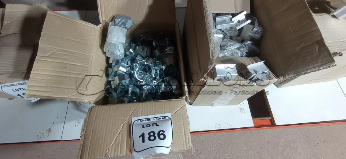 LOTE 186 - 01 CAIXA COM GRAMPO INTERMEDIÁRIO E 01 CAIXA COM ABRAÇADEIRA COPO. (NO ESTADO) ATENÇÃO! FAZER A VISITAÇÃO ANTES DE ARREMATAR, NÃO SABEMOS SE FUNCIONA, LEILÃO NÃO TEM GARANTIA E NEM DEVOLUÇÃO, SUJEITO A POSSÍVEIS AVARIAS VISÍVEIS/OCULTAS E/OU AUSÊNCIA DE COMPONENTES.