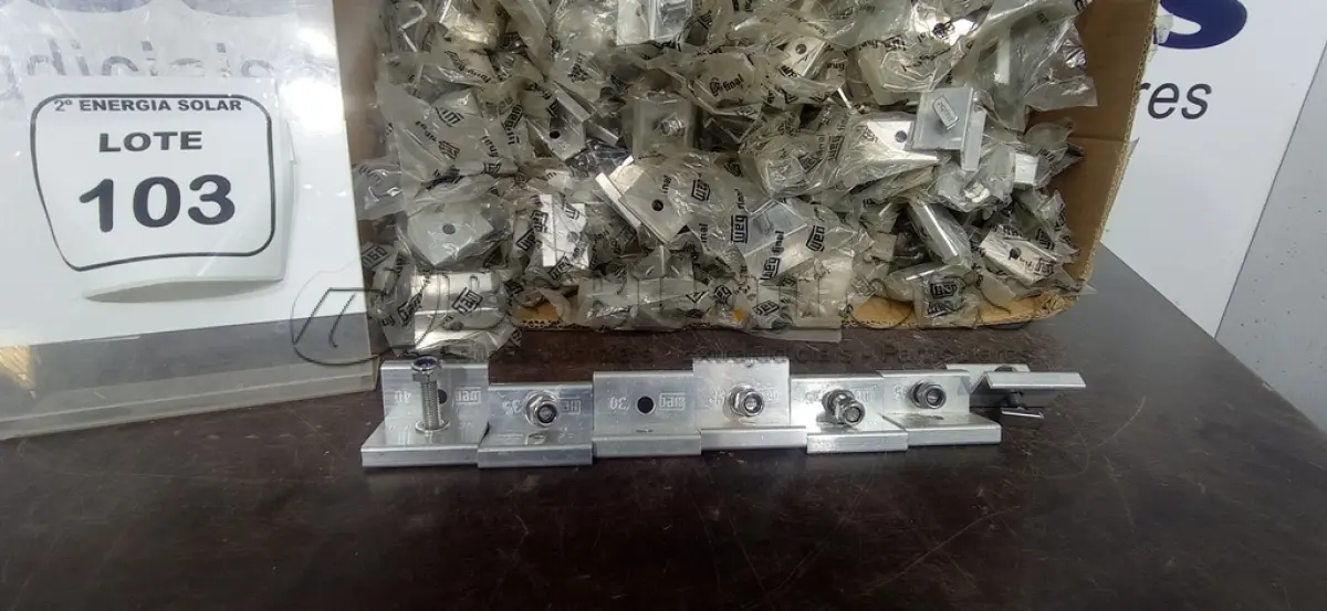 LOTE 103 - 01 CAIXA COM GRAMPOS PRESILHAS TERMINAL FINAL PARA PAINEL SOLAR. 30X35. (NO ESTADO) ATENÇÃO! FAZER A VISITAÇÃO ANTES DE ARREMATAR, NÃO SABEMOS SE FUNCIONA, LEILÃO NÃO TEM GARANTIA E NEM DEVOLUÇÃO, SUJEITO A POSSÍVEIS AVARIAS VISÍVEIS/OCULTAS E/OU AUSÊNCIA DE COMPONENTES.