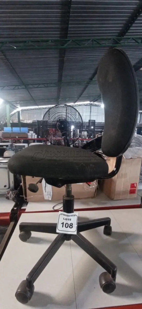 LOTE 108 - 01 CADEIRA GIRATÓRIA PARA ESCRITÓRIO. (NO ESTADO) ATENÇÃO! FAZER A VISITAÇÃO ANTES DE ARREMATAR, NÃO SABEMOS SE FUNCIONA, LEILÃO NÃO TEM GARANTIA E NEM DEVOLUÇÃO, SUJEITO A POSSÍVEIS AVARIAS VISÍVEIS/OCULTAS E/OU AUSÊNCIA DE COMPONENTES.