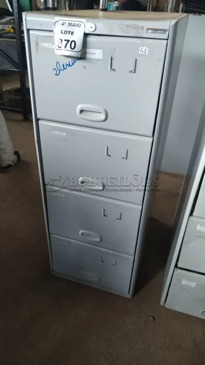LOTE 370 - 01 ARQUIVO DE AÇO COM 04 GAVETAS. (NO ESTADO) ATENÇÃO! FAZER A VISITAÇÃO ANTES DE ARREMATAR, NÃO SABEMOS SE FUNCIONA, LEILÃO NÃO TEM GARANTIA E NEM DEVOLUÇÃO, SUJEITO A POSSÍVEIS AVARIAS VISÍVEIS/OCULTAS E/OU AUSÊNCIA DE COMPONENTES.