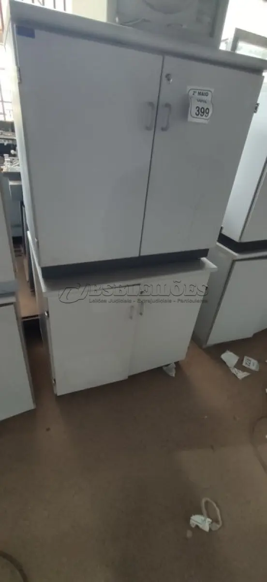 LOTE 399 - 02 ARMÁRIOS BAIXOS EM MADEIRA COM 02 PORTAS. (NO ESTADO) ATENÇÃO! FAZER A VISITAÇÃO ANTES DE ARREMATAR, NÃO SABEMOS SE FUNCIONA, LEILÃO NÃO TEM GARANTIA E NEM DEVOLUÇÃO, SUJEITO A POSSÍVEIS AVARIAS VISÍVEIS/OCULTAS E/OU AUSÊNCIA DE COMPONENTES.