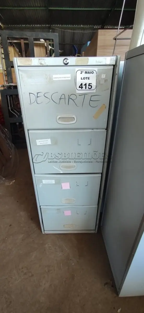 LOTE 415 - 01 ARQUIVO DE AÇO COM 04 GAVETAS. (NO ESTADO) ATENÇÃO! FAZER A VISITAÇÃO ANTES DE ARREMATAR, NÃO SABEMOS SE FUNCIONA, LEILÃO NÃO TEM GARANTIA E NEM DEVOLUÇÃO, SUJEITO A POSSÍVEIS AVARIAS VISÍVEIS/OCULTAS E/OU AUSÊNCIA DE COMPONENTES.