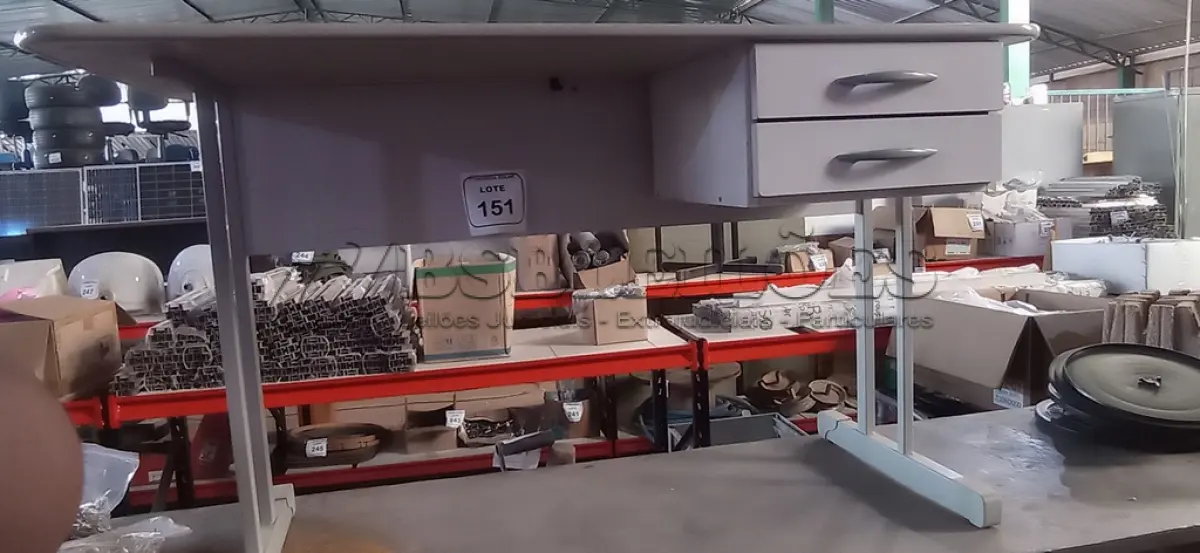 LOTE 151 - 01 MESA EM MADEIRA COM PÉS EM FERRO COM 02 GAVETAS PARA ESCRITÓRIO. (NO ESTADO) ATENÇÃO! FAZER A VISITAÇÃO ANTES DE ARREMATAR, NÃO SABEMOS SE FUNCIONA, LEILÃO NÃO TEM GARANTIA E NEM DEVOLUÇÃO, SUJEITO A POSSÍVEIS AVARIAS VISÍVEIS/OCULTAS E/OU AUSÊNCIA DE COMPONENTES.