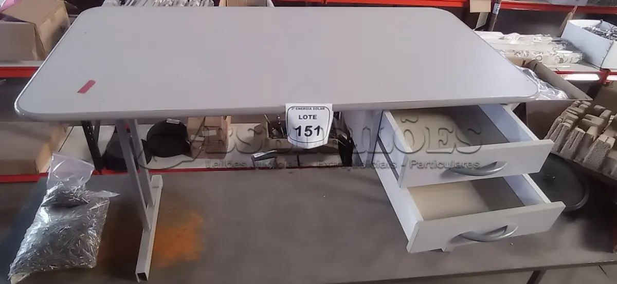 LOTE 151 - 01 MESA EM MADEIRA COM PÉS EM FERRO COM 02 GAVETAS PARA ESCRITÓRIO. (NO ESTADO) ATENÇÃO! FAZER A VISITAÇÃO ANTES DE ARREMATAR, NÃO SABEMOS SE FUNCIONA, LEILÃO NÃO TEM GARANTIA E NEM DEVOLUÇÃO, SUJEITO A POSSÍVEIS AVARIAS VISÍVEIS/OCULTAS E/OU AUSÊNCIA DE COMPONENTES.
