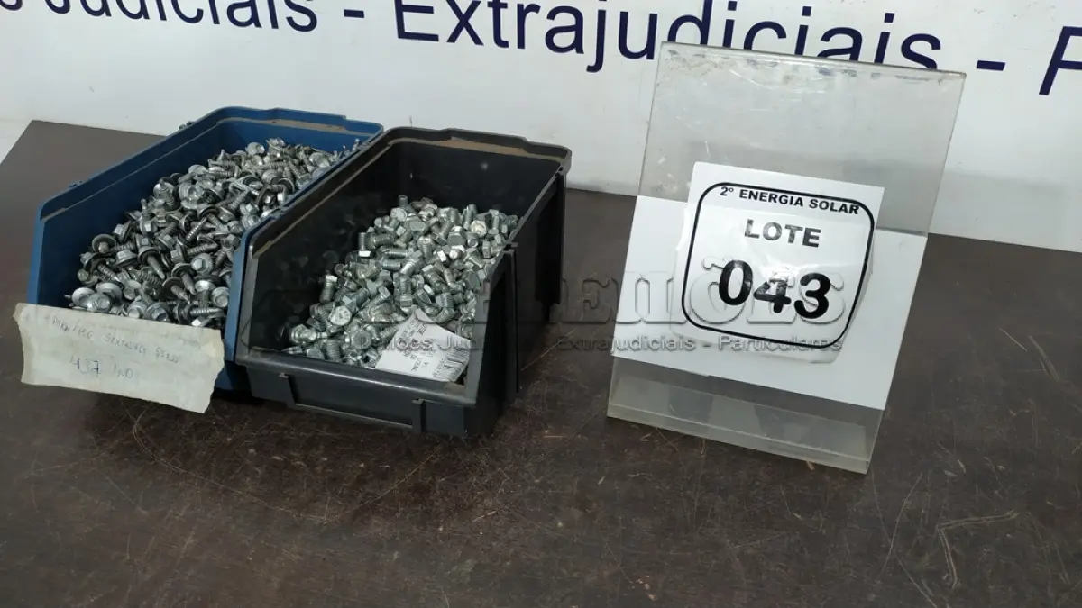 LOTE 043 - 01 CAIXA COM PARAFUSOS SEX ZINC 5/16-18 E 01 CAIXA COM PARAFUSOS SEXTAVADOS AUTO BROCANTE 5.5X25. (NO ESTADO) ATENÇÃO! FAZER A VISITAÇÃO ANTES DE ARREMATAR, NÃO SABEMOS SE FUNCIONA, LEILÃO NÃO TEM GARANTIA E NEM DEVOLUÇÃO, SUJEITO A POSSÍVEIS AVARIAS VISÍVEIS/OCULTAS E/OU AUSÊNCIA DE COMPONENTES.