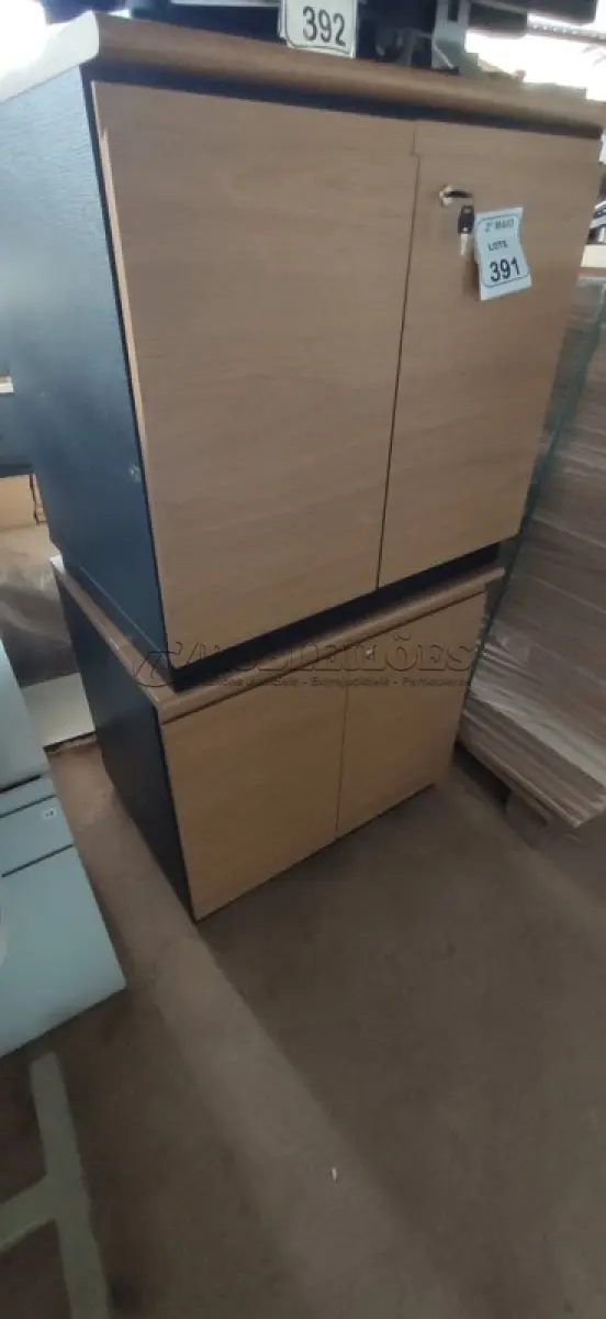 LOTE 391 - 02 ARMÁRIOS BAIXOS EM MADEIRA COM 02 PORTAS. (NO ESTADO) ATENÇÃO! FAZER A VISITAÇÃO ANTES DE ARREMATAR, NÃO SABEMOS SE FUNCIONA, LEILÃO NÃO TEM GARANTIA E NEM DEVOLUÇÃO, SUJEITO A POSSÍVEIS AVARIAS VISÍVEIS/OCULTAS E/OU AUSÊNCIA DE COMPONENTES.