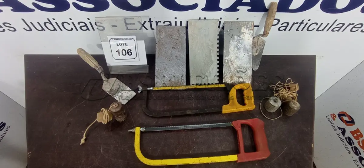 LOTE 106 - 02 ARCOS DE SERRA, 03 DESEMPENADEIRAS DE AÇO, 02 COLHERES DE PEDREIRO E 03 PRUMOS DE MÃO. (NO ESTADO) ATENÇÃO! FAZER A VISITAÇÃO ANTES DE ARREMATAR, NÃO SABEMOS SE FUNCIONA, LEILÃO NÃO TEM GARANTIA E NEM DEVOLUÇÃO, SUJEITO A POSSÍVEIS AVARIAS VISÍVEIS/OCULTAS E/OU AUSÊNCIA DE COMPONENTES.