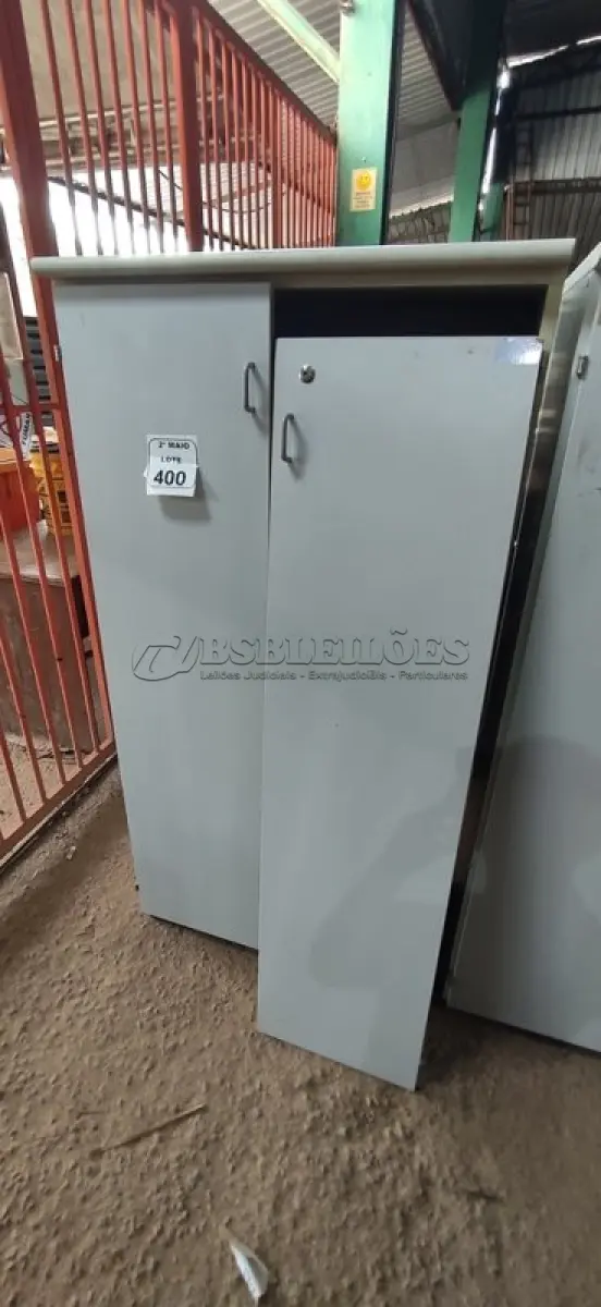 LOTE 400 - 01 ARMÁRIO BAIXO EM MADEIRA COM 02 PORTAS. (NO ESTADO) ATENÇÃO! FAZER A VISITAÇÃO ANTES DE ARREMATAR, NÃO SABEMOS SE FUNCIONA, LEILÃO NÃO TEM GARANTIA E NEM DEVOLUÇÃO, SUJEITO A POSSÍVEIS AVARIAS VISÍVEIS/OCULTAS E/OU AUSÊNCIA DE COMPONENTES.