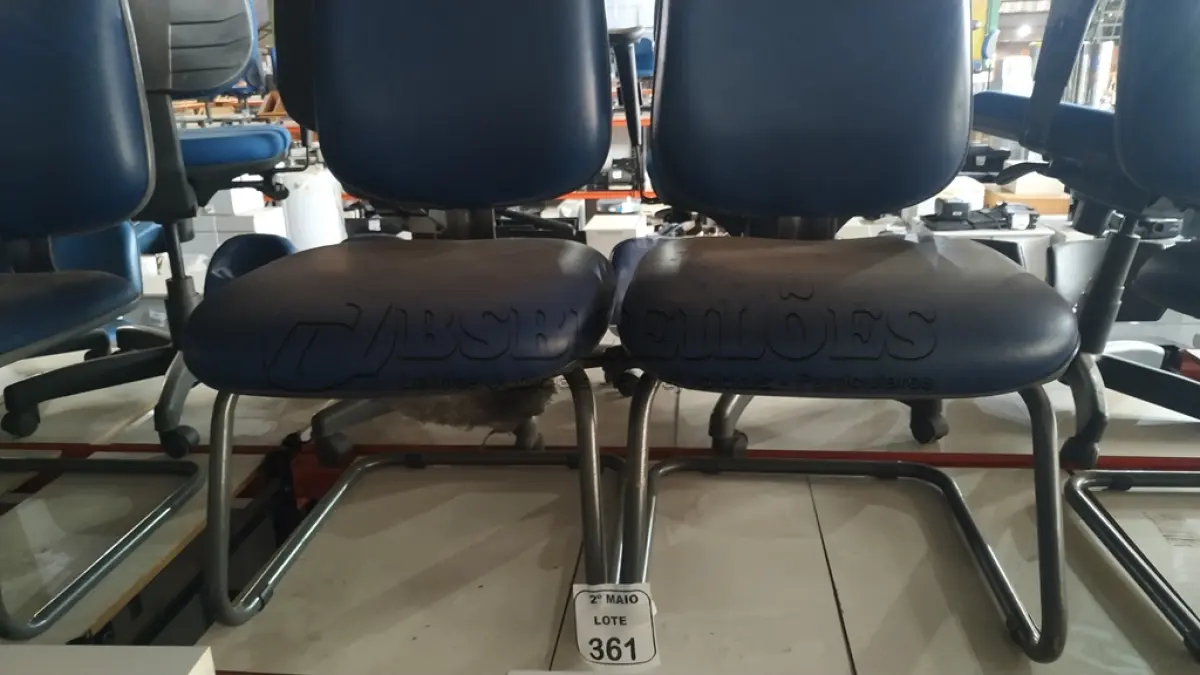LOTE 361 - 02 CADEIRAS COM PÉS FIXOS NA COR AZUL. (NO ESTADO) ATENÇÃO! FAZER A VISITAÇÃO ANTES DE ARREMATAR, NÃO SABEMOS SE FUNCIONA, LEILÃO NÃO TEM GARANTIA E NEM DEVOLUÇÃO, SUJEITO A POSSÍVEIS AVARIAS VISÍVEIS/OCULTAS E/OU AUSÊNCIA DE COMPONENTES.