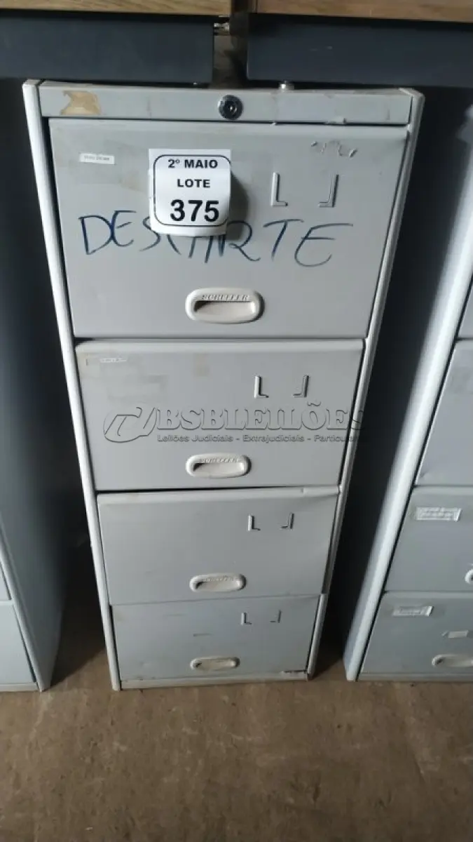LOTE 375 - 01 ARQUIVO DE AÇO COM 04 GAVETAS. (NO ESTADO) ATENÇÃO! FAZER A VISITAÇÃO ANTES DE ARREMATAR, NÃO SABEMOS SE FUNCIONA, LEILÃO NÃO TEM GARANTIA E NEM DEVOLUÇÃO, SUJEITO A POSSÍVEIS AVARIAS VISÍVEIS/OCULTAS E/OU AUSÊNCIA DE COMPONENTES.