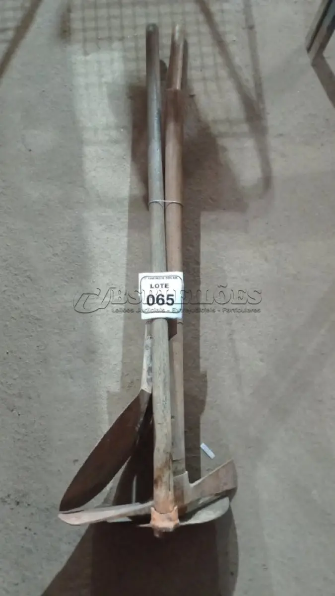 LOTE 065 - 01 PÁ COM CABO, 01 ENXADA COM CABO E 01 CHIBANCA COM CABO. (NO ESTADO) ATENÇÃO! FAZER A VISITAÇÃO ANTES DE ARREMATAR, NÃO SABEMOS SE FUNCIONA, LEILÃO NÃO TEM GARANTIA E NEM DEVOLUÇÃO, SUJEITO A POSSÍVEIS AVARIAS VISÍVEIS/OCULTAS E/OU AUSÊNCIA DE COMPONENTES.