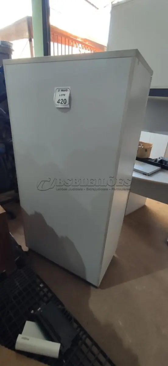 LOTE 420 - 01 ARMÁRIO ALTO EM FERRO E MADEIRA COM 02 PORTAS. (NO ESTADO) ATENÇÃO! FAZER A VISITAÇÃO ANTES DE ARREMATAR, NÃO SABEMOS SE FUNCIONA, LEILÃO NÃO TEM GARANTIA E NEM DEVOLUÇÃO, SUJEITO A POSSÍVEIS AVARIAS VISÍVEIS/OCULTAS E/OU AUSÊNCIA DE COMPONENTES.