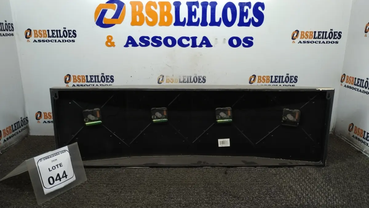 LOTE 044 - 01 RELÓGIO DE PAREDE. (NO ESTADO EM QUE SE ENCONTRA. SUJEITO A AVARIAS OCULTAS/VISÍVEIS)