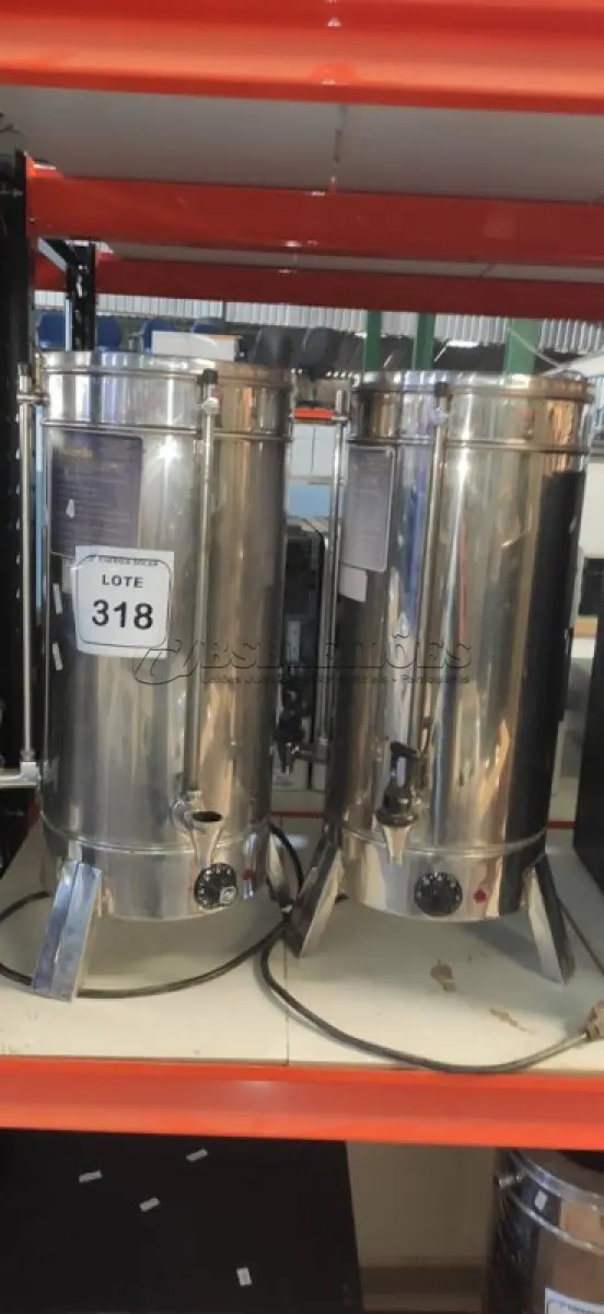 LOTE 318 - 02 CAFETEIRAS INDUSTRIAL MONARCHA. (NO ESTADO) ATENÇÃO! FAZER A VISITAÇÃO ANTES DE ARREMATAR, NÃO SABEMOS SE FUNCIONA, LEILÃO NÃO TEM GARANTIA E NEM DEVOLUÇÃO, SUJEITO A POSSÍVEIS AVARIAS VISÍVEIS/OCULTAS E/OU AUSÊNCIA DE COMPONENTES.