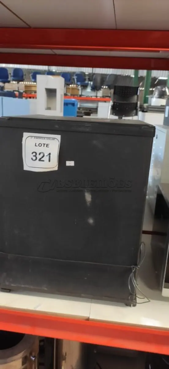 LOTE 321 - 01 FRIGOBAR 50 LITROS DOMETIC. (NO ESTADO) ATENÇÃO! FAZER A VISITAÇÃO ANTES DE ARREMATAR, NÃO SABEMOS SE FUNCIONA, LEILÃO NÃO TEM GARANTIA E NEM DEVOLUÇÃO, SUJEITO A POSSÍVEIS AVARIAS VISÍVEIS/OCULTAS E/OU AUSÊNCIA DE COMPONENTES.