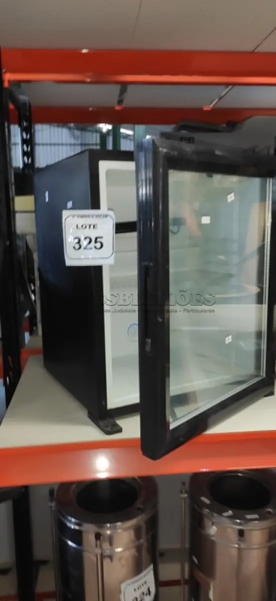 LOTE 325 - 01 FRIGOBAR 50 LITROS DOMETIC. (NO ESTADO) ATENÇÃO! FAZER A VISITAÇÃO ANTES DE ARREMATAR, NÃO SABEMOS SE FUNCIONA, LEILÃO NÃO TEM GARANTIA E NEM DEVOLUÇÃO, SUJEITO A POSSÍVEIS AVARIAS VISÍVEIS/OCULTAS E/OU AUSÊNCIA DE COMPONENTES.
