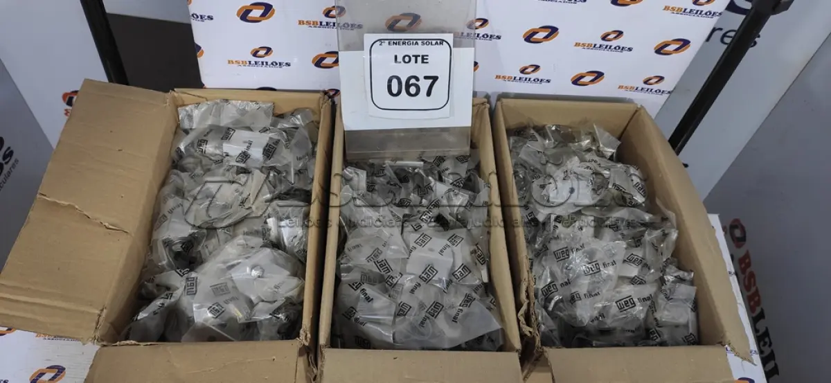 LOTE 067 - 03 CAIXAS COM GRAMPOS FIXADORES TERM 35X45MM. (NO ESTADO) ATENÇÃO! FAZER A VISITAÇÃO ANTES DE ARREMATAR, NÃO SABEMOS SE FUNCIONA, LEILÃO NÃO TEM GARANTIA E NEM DEVOLUÇÃO, SUJEITO A POSSÍVEIS AVARIAS VISÍVEIS/OCULTAS E/OU AUSÊNCIA DE COMPONENTES.