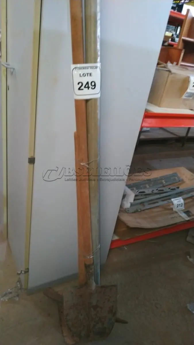 LOTE 249 - 01 PÁ COM CABO, 01 ENXADA COM CABO E 01 PICARETA COM CABO. (NO ESTADO) ATENÇÃO! FAZER A VISITAÇÃO ANTES DE ARREMATAR, NÃO SABEMOS SE FUNCIONA, LEILÃO NÃO TEM GARANTIA E NEM DEVOLUÇÃO, SUJEITO A POSSÍVEIS AVARIAS VISÍVEIS/OCULTAS E/OU 