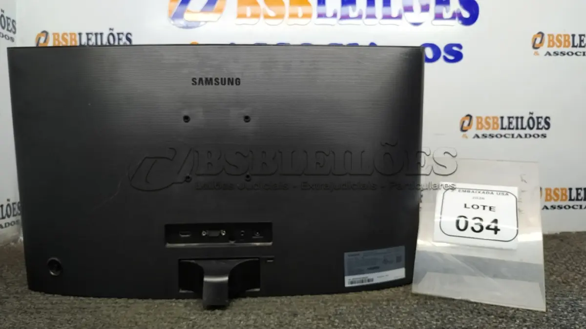 LOTE 034 - 01 MONITOR 24” TELA CURVA SEM PÉ MARCA SAMSUNG. (NO ESTADO EM QUE SE ENCONTRA. SUJEITO A AVARIAS OCULTAS/VISÍVEIS) AV9733Y