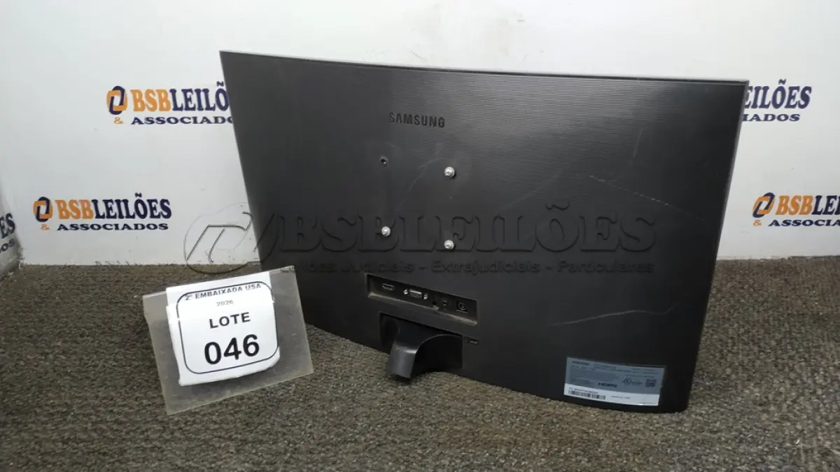 LOTE 046 - 01 MONITOR 24” TELA CURVA SEM PÉ MARCA SAMSUNG. (NO ESTADO EM QUE SE ENCONTRA. SUJEITO A AVARIAS OCULTAS/VISÍVEIS) AV9737B
