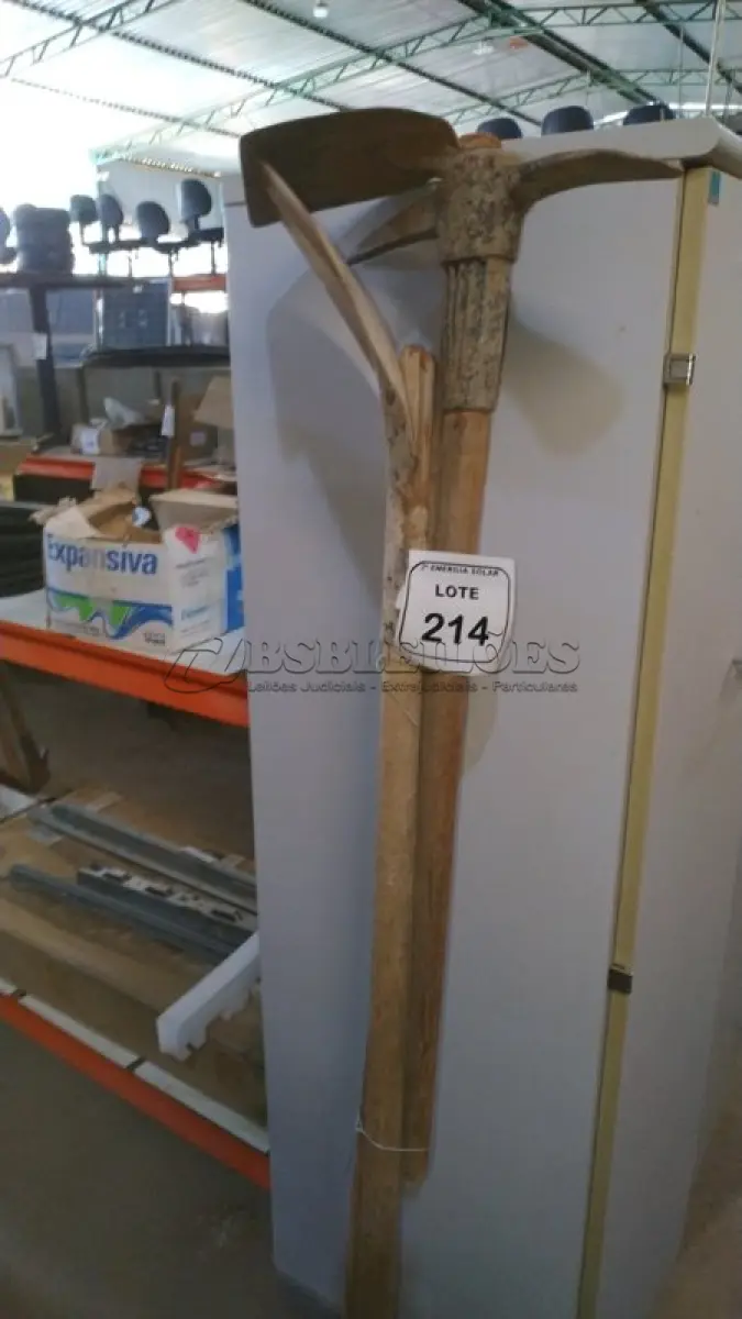 LOTE 214 - 01 ENXADA COM CABO, 01 PÁ COM CABO E 01 PICARETA COM CABO. (NO ESTADO) ATENÇÃO! FAZER A VISITAÇÃO ANTES DE ARREMATAR, NÃO SABEMOS SE FUNCIONA, LEILÃO NÃO TEM GARANTIA E NEM DEVOLUÇÃO, SUJEITO A POSSÍVEIS AVARIAS VISÍVEIS/OCULTAS E/OU AUSÊNCIA DE COMPONENTES.