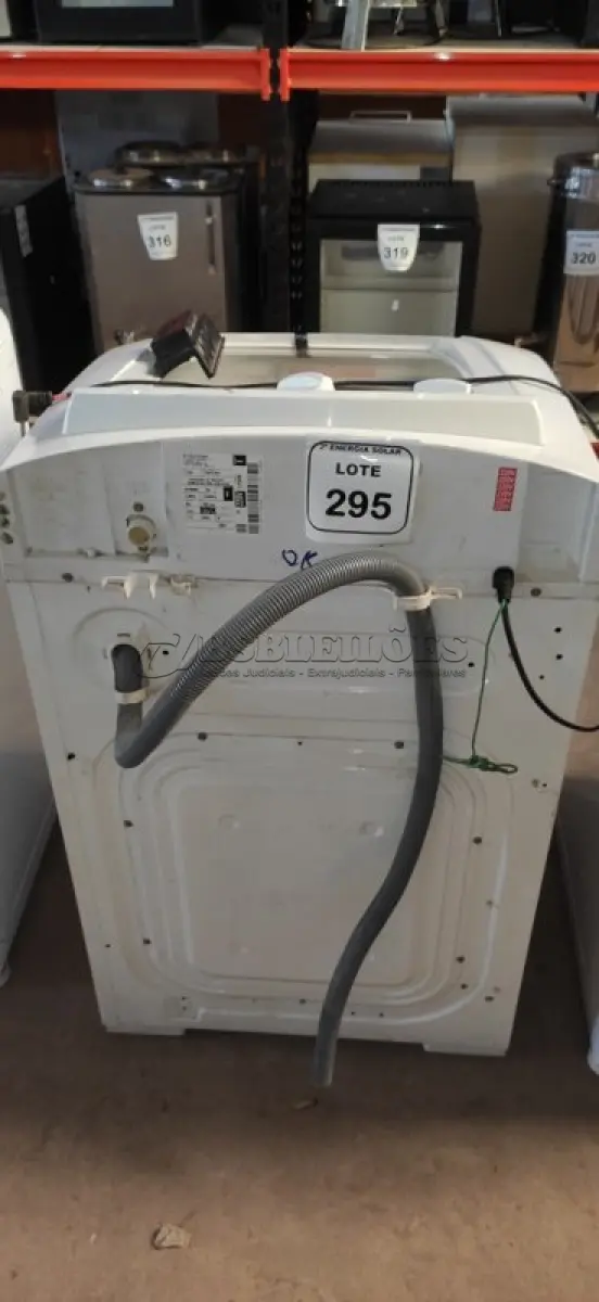 LOTE 295 - 01 MÁQUINA DE LAVAR ROUPAS ELECTROLUX 9KG 220 VOLTS.  (NO ESTADO) ATENÇÃO! FAZER A VISITAÇÃO ANTES DE ARREMATAR, NÃO SABEMOS SE FUNCIONA, LEILÃO NÃO TEM GARANTIA E NEM DEVOLUÇÃO, SUJEITO A POSSÍVEIS AVARIAS VISÍVEIS/OCULTAS E/OU AUSÊNCIA DE COMPONENTES.