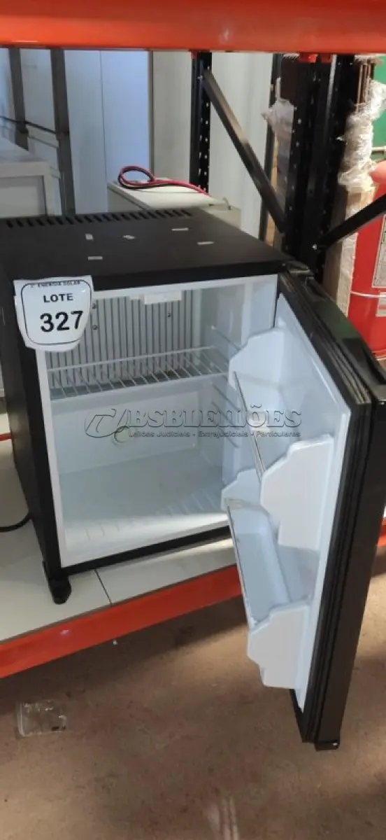 LOTE 327 - 01 FRIGOBAR 50 LITROS DOMETIC. (NO ESTADO) ATENÇÃO! FAZER A VISITAÇÃO ANTES DE ARREMATAR, NÃO SABEMOS SE FUNCIONA, LEILÃO NÃO TEM GARANTIA E NEM DEVOLUÇÃO, SUJEITO A POSSÍVEIS AVARIAS VISÍVEIS/OCULTAS E/OU AUSÊNCIA DE COMPONENTES.