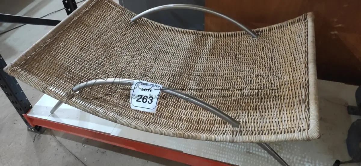 LOTE 263 - 01 MESA PARA DECORAÇÃO. (NO ESTADO) ATENÇÃO! FAZER A VISITAÇÃO ANTES DE ARREMATAR, NÃO SABEMOS SE FUNCIONA, LEILÃO NÃO TEM GARANTIA E NEM DEVOLUÇÃO, SUJEITO A POSSÍVEIS AVARIAS VISÍVEIS/OCULTAS E/OU AUSÊNCIA DE COMPONENTES.