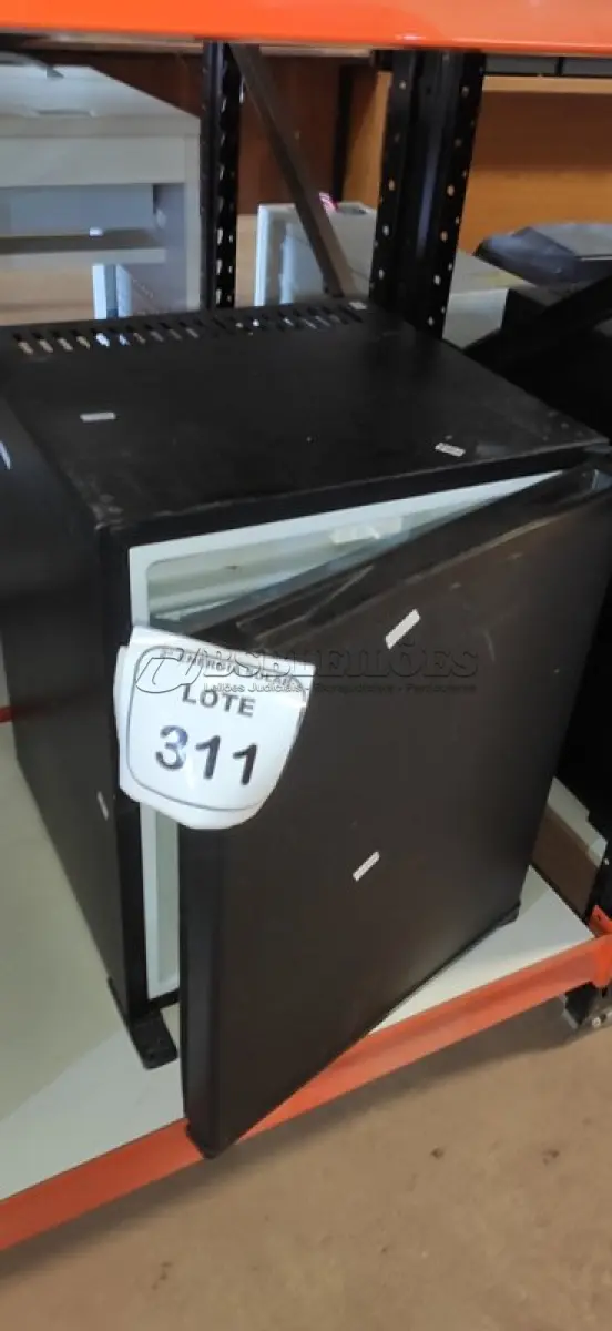 LOTE 311 - 01 FRIGOBAR 50 LITROS DOMETIC. (NO ESTADO) ATENÇÃO! FAZER A VISITAÇÃO ANTES DE ARREMATAR, NÃO SABEMOS SE FUNCIONA, LEILÃO NÃO TEM GARANTIA E NEM DEVOLUÇÃO, SUJEITO A POSSÍVEIS AVARIAS VISÍVEIS/OCULTAS E/OU AUSÊNCIA DE COMPONENTES.