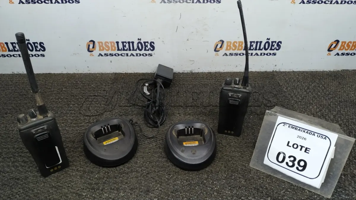 LOTE 039 - 02 RÁDIOS MOTOROLA HAND HELD DEP 450 UHF 403. (NO ESTADO EM QUE SE ENCONTRA. SUJEITO A AVARIAS OCULTAS/VISÍVEIS) BH1645J/ AV9489S