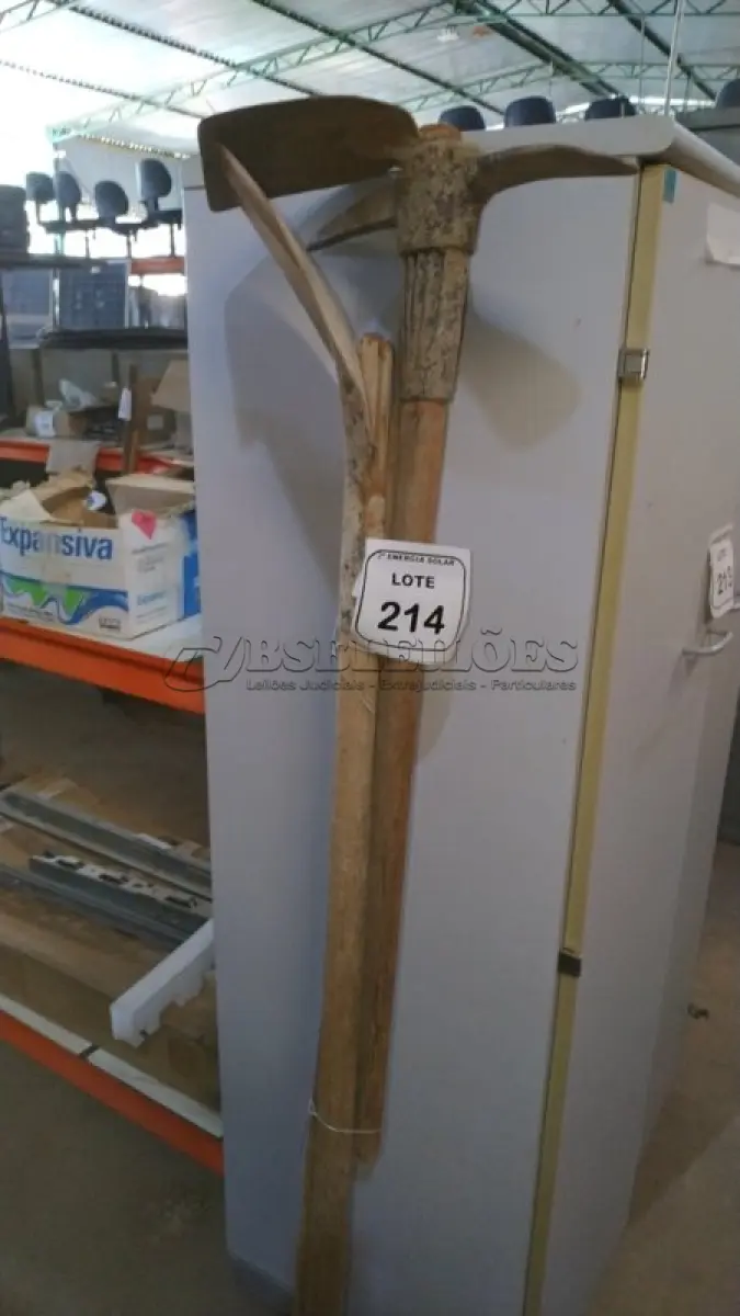 LOTE 214 - 01 ENXADA COM CABO, 01 PÁ COM CABO E 01 PICARETA COM CABO. (NO ESTADO) ATENÇÃO! FAZER A VISITAÇÃO ANTES DE ARREMATAR, NÃO SABEMOS SE FUNCIONA, LEILÃO NÃO TEM GARANTIA E NEM DEVOLUÇÃO, SUJEITO A POSSÍVEIS AVARIAS VISÍVEIS/OCULTAS E/OU AUSÊNCIA DE COMPONENTES.