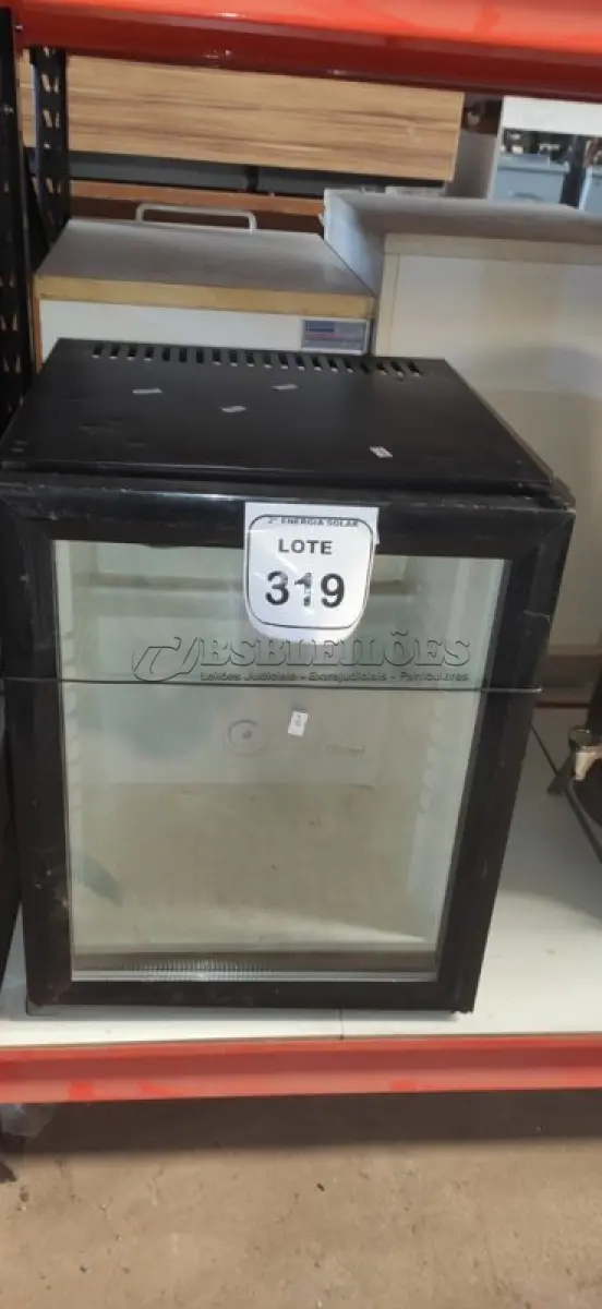 LOTE 319 - 01 FRIGOBAR 50 LITROS DOMETIC. (NO ESTADO) ATENÇÃO! FAZER A VISITAÇÃO ANTES DE ARREMATAR, NÃO SABEMOS SE FUNCIONA, LEILÃO NÃO TEM GARANTIA E NEM DEVOLUÇÃO, SUJEITO A POSSÍVEIS AVARIAS VISÍVEIS/OCULTAS E/OU AUSÊNCIA DE COMPONENTES.