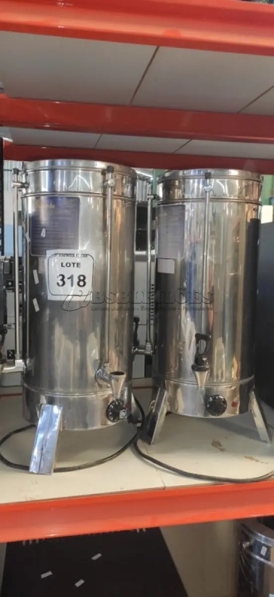 LOTE 318 - 02 CAFETEIRAS INDUSTRIAL MONARCHA. (NO ESTADO) ATENÇÃO! FAZER A VISITAÇÃO ANTES DE ARREMATAR, NÃO SABEMOS SE FUNCIONA, LEILÃO NÃO TEM GARANTIA E NEM DEVOLUÇÃO, SUJEITO A POSSÍVEIS AVARIAS VISÍVEIS/OCULTAS E/OU AUSÊNCIA DE COMPONENTES.