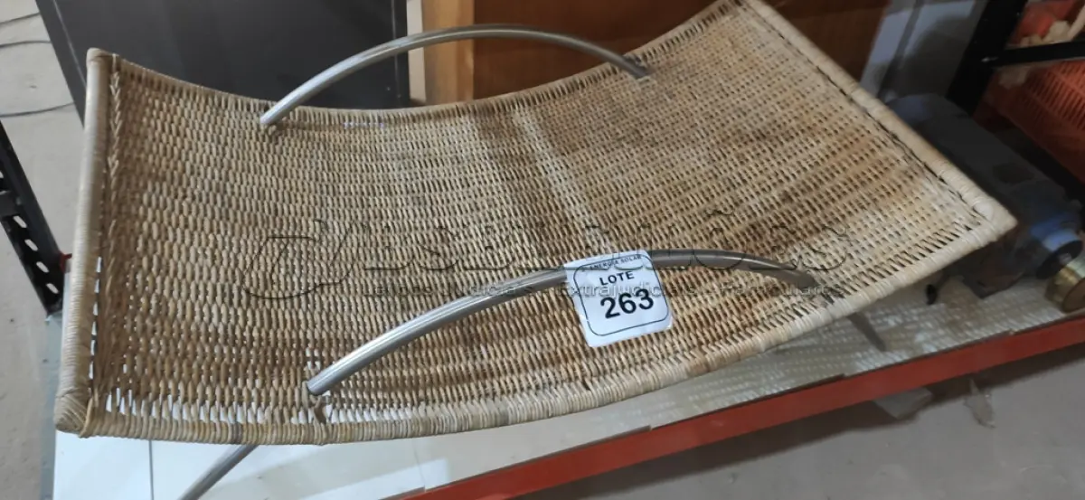 LOTE 263 - 01 MESA PARA DECORAÇÃO. (NO ESTADO) ATENÇÃO! FAZER A VISITAÇÃO ANTES DE ARREMATAR, NÃO SABEMOS SE FUNCIONA, LEILÃO NÃO TEM GARANTIA E NEM DEVOLUÇÃO, SUJEITO A POSSÍVEIS AVARIAS VISÍVEIS/OCULTAS E/OU AUSÊNCIA DE COMPONENTES.