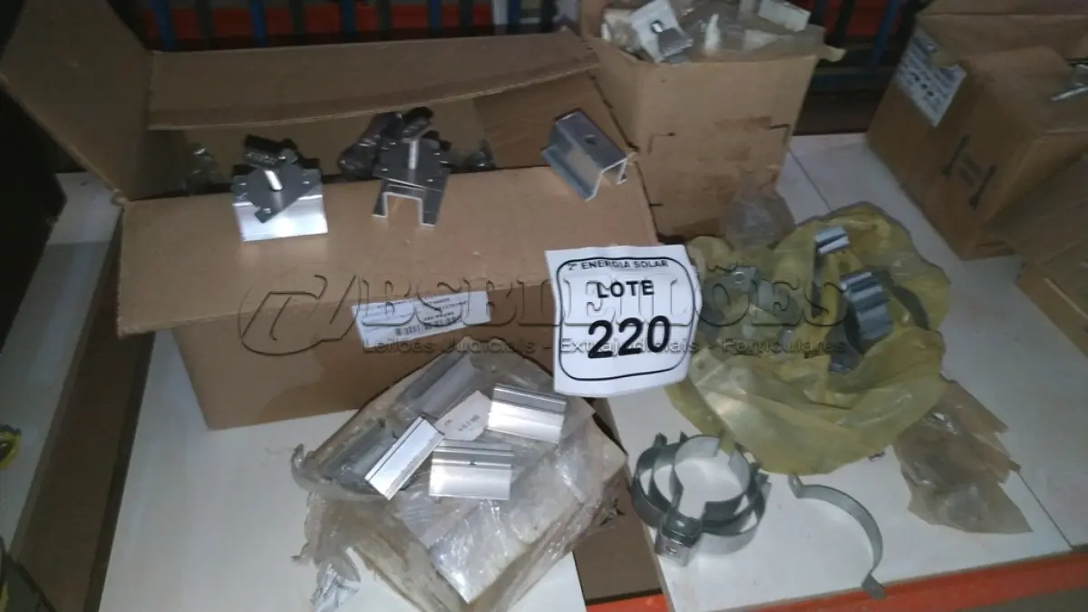 LOTE 220 - 01 CAIXA COM GRAMPOS 30/40MM, ABRAÇADEIRAS COPO DIVERSAS, TERMINAIS FINAIS E GRAMPOS INFERIORES. (NO ESTADO) ATENÇÃO! FAZER A VISITAÇÃO ANTES DE ARREMATAR, NÃO SABEMOS SE FUNCIONA, LEILÃO NÃO TEM GARANTIA E NEM DEVOLUÇÃO, SUJEITO A POSSÍVEIS AVARIAS VISÍVEIS/OCULTAS
