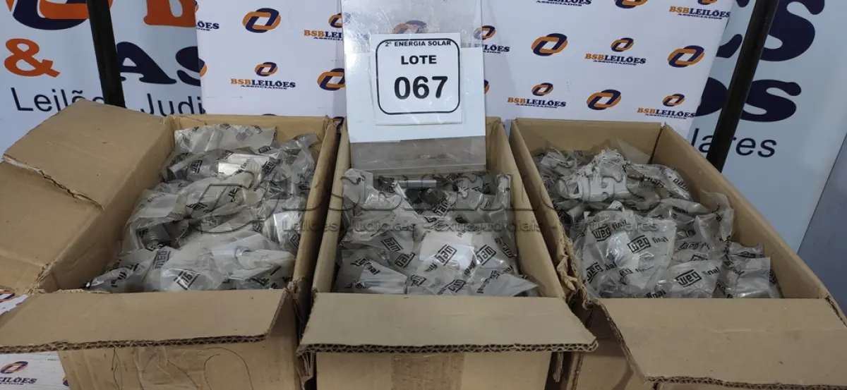 LOTE 067 - 03 CAIXAS COM GRAMPOS FIXADORES TERM 35X45MM. (NO ESTADO) ATENÇÃO! FAZER A VISITAÇÃO ANTES DE ARREMATAR, NÃO SABEMOS SE FUNCIONA, LEILÃO NÃO TEM GARANTIA E NEM DEVOLUÇÃO, SUJEITO A POSSÍVEIS AVARIAS VISÍVEIS/OCULTAS E/OU AUSÊNCIA DE COMPONENTES.