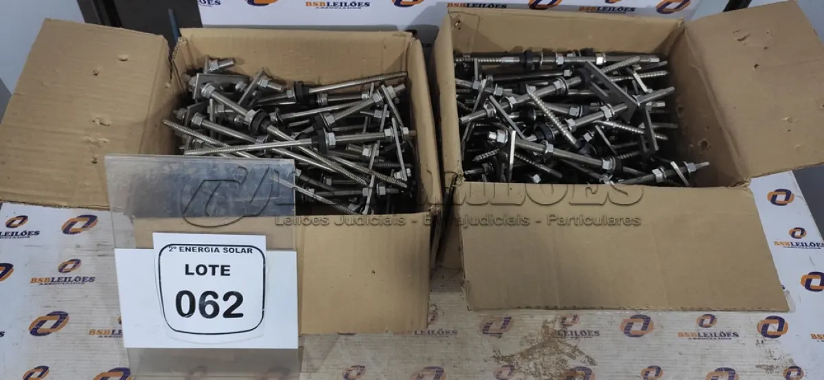 LOTE 062 - 02 CAIXAS COM PARAFUSOS PARA ESTRUTURA METÁLICA 5/16X250. (NO ESTADO) ATENÇÃO! FAZER A VISITAÇÃO ANTES DE ARREMATAR, NÃO SABEMOS SE FUNCIONA, LEILÃO NÃO TEM GARANTIA E NEM DEVOLUÇÃO, SUJEITO A POSSÍVEIS AVARIAS VISÍVEIS/OCULTAS E/OU AUSÊNCIA DE COMPONENTES.