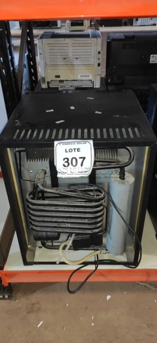 LOTE 307 - 01 FRIGOBAR 50 LITROS DOMETIC. (NO ESTADO) ATENÇÃO! FAZER A VISITAÇÃO ANTES DE ARREMATAR, NÃO SABEMOS SE FUNCIONA, LEILÃO NÃO TEM GARANTIA E NEM DEVOLUÇÃO, SUJEITO A POSSÍVEIS AVARIAS VISÍVEIS/OCULTAS E/OU AUSÊNCIA DE COMPONENTES.