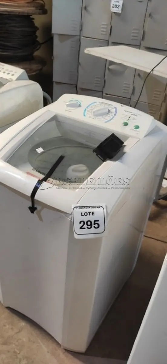 LOTE 295 - 01 MÁQUINA DE LAVAR ROUPAS ELECTROLUX 9KG 220 VOLTS.  (NO ESTADO) ATENÇÃO! FAZER A VISITAÇÃO ANTES DE ARREMATAR, NÃO SABEMOS SE FUNCIONA, LEILÃO NÃO TEM GARANTIA E NEM DEVOLUÇÃO, SUJEITO A POSSÍVEIS AVARIAS VISÍVEIS/OCULTAS E/OU AUSÊNCIA DE COMPONENTES.