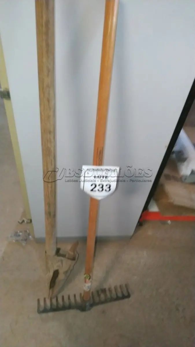 LOTE 233 - 01 RASTELO COM CABO E 01 CAVADEIRA MANUAL FALTANDO UM CABO. (NO ESTADO) ATENÇÃO! FAZER A VISITAÇÃO ANTES DE ARREMATAR, NÃO SABEMOS SE FUNCIONA, LEILÃO NÃO TEM GARANTIA E NEM DEVOLUÇÃO, SUJEITO A POSSÍVEIS AVARIAS VISÍVEIS/OCULTAS E/OU AUSÊNCIA DE COMPONENTES.